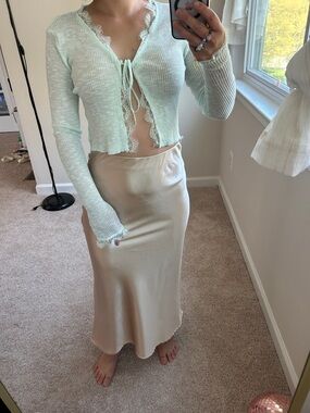 Lace trimmed cropped cardigan. XS/S